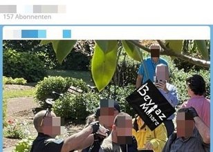 Foto: Ein Mann wird von der Polizei abgeführt. Text darunter: Das hier ist der wahre Held der Geschichte, der Mann, der Salman Hund getötet hat. Salman Hund hat in seinem Buch den Propheten und seine Familie beleidigt und Lügen erzählt.