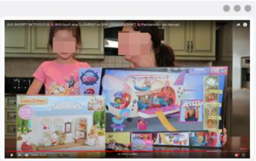 Ausschnitt aus einem YouTube-Video: Zu sehen ist ein Mädchen mit seiner Mutter. Sie zeigen verschiedene Spielzeuge in die Kamera.  