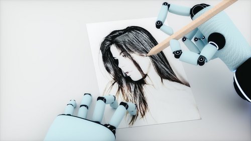 Eine Roboterhand zeichnet mit dem Bleistift eine junge Frau