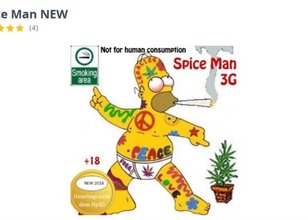 Das Legal High „Spice Man NEW“ wird in einem Onlineshop beworben: Ein fast nackter und mit bunten Hippie-Motiven bemalter Homer Simpson raucht einen Joint.  Mit der Hand zeigt er auf eine Hanfpflanze. Auf einer goldenen Plakette steht „Unterliegt nicht dem NpSG“.