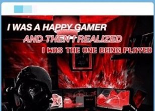 Schwarze Gestalt mit Helm und Maschinengewehr, im Hintergrund PC-Monitore, schwarz-rote Gestaltung, Schriftzug des Videospiels