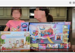 Ausschnitt aus einem YouTube-Video: Zu sehen ist ein Mädchen mit seiner Mutter. Sie zeigen verschiedene Spielzeuge in die Kamera.  