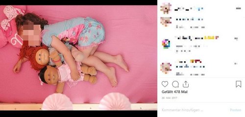 Ein Mädchen liegt mit ihren zwei Puppen schlafend auf einem rosa Bettlaken. Der Kopf des Kindes ruht auf einem ebenfalls rosa Kissen. Das Mädchen trägt eine kurze blaue Hose mit Blümchenmuster. Das T-Shirt ist in der gleichen Farbe gehalten wie die Hose. Es handelt sich vermutlich um einen sommerlichen Schalfanzug. Das Mädchen schläft und merkt nicht, dass es fotografiert wird.